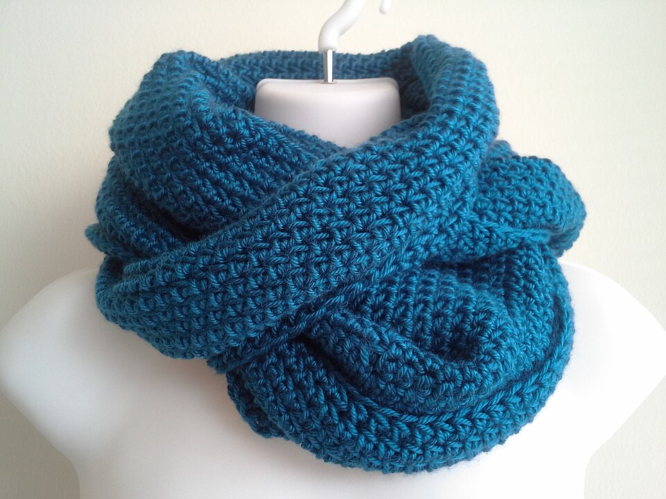 File:Olympian blue infinity scarf.jpg